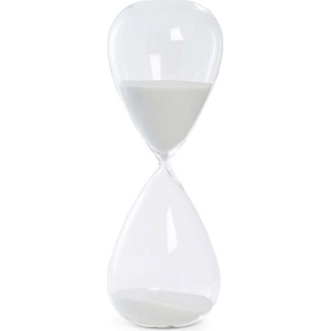 Bey Berk mit einer 90-Minuten-Sanduhr, gefüllt mit grauem Sand.