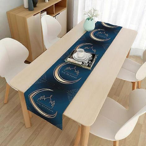Chemin de table décoratif pour le Ramadan, orné d'étoiles et de lunes dorées. (1/4)