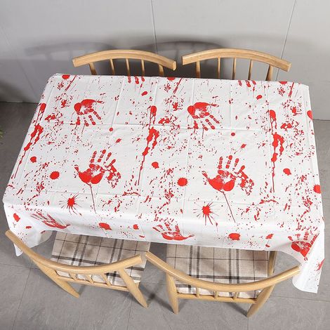 Ambiance de fête d'Halloween avec nappe ensanglantée, accessoires de décoration et accessoires sanglants (1/5)