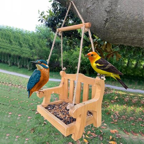 Mangeoire suspendue en bois en forme de chaise, à suspendre au rebord de fenêtre ou à poser sur un arbre. (1/5)