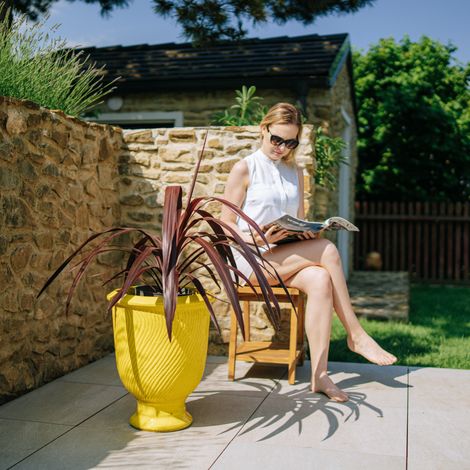 Pot grande taille d'extérieur MORGANE 42x52cm jaune, fait main en terre cuite émaillée, résistant au gel (1/3)