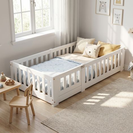 Lit enfant / Lit au sol 90x190 cm avec sommier, lit simple, avec barrières de sécurité et porte amovible, structure en bois, style montessori, Blanc