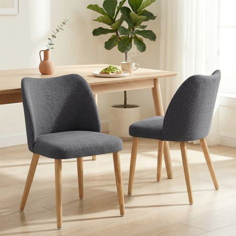 Lot de 2 chaises de cuisine nordiques, revêtues de lin, dossier incurvé, assise rembourrée, pieds en bois gris clair. (1/5)