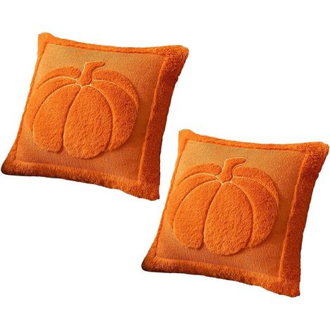 Set aus 2 beigefarbenen Herbstkissenbezügen mit gesticktem Kürbismuster aus weichem und flauschigem Kunstleder. (1/5)
