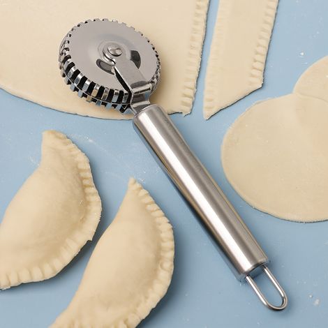 Pressa per fiori in acciaio inox con punta testurizzata, ideale per farciture di torte e crostate. (1/5)