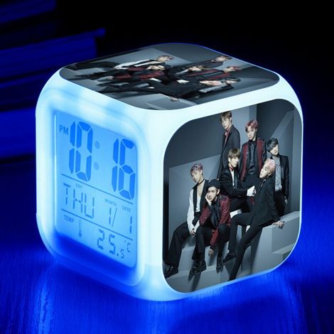 BTS Digitaler Wecker (B), Quadratischer Wecker mit bunten Lichtern