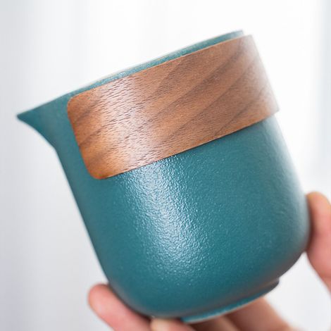 Reise-Teeset mit einer tragbaren, hitzebeständigen Mini-Teekanne aus Keramik und einem Tee-Ei, ideal für unterwegs, inklusive Aufbewahrungsbeutel. Die grüne Teekanne wird mit zwei Tassen geliefert. (1/5)