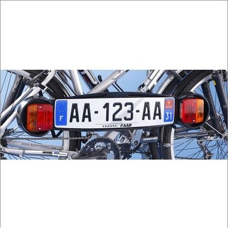 Mottez – Plaque de signalisation pour porte-vélos arrière – Longueur 83 cm – Système antivol intégré – Feux anti-casse inclus