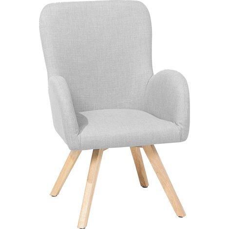 Sillón tapizado en tela gris claro con reposabrazos patas de madera estilo moderno Bjarn