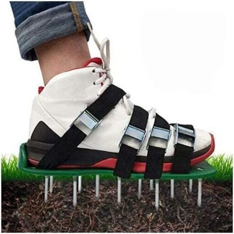 SABIR Aérateur de pelouse chaussures aérateur de pelouse chaussures à pointes avec 4 sangles réglables et scarificateur en métal pour aérateur de pelouse chaussures de jardin (1/5)