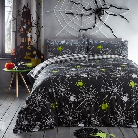 Housse de Couette Halloween Araignées Taille Lit Simple 140 x 200cm Réversible 2 Designs Carreaux Noirs Housse Lumineuse Toiles d'Araignées Gris Linge de Lit Halloween (1/5)