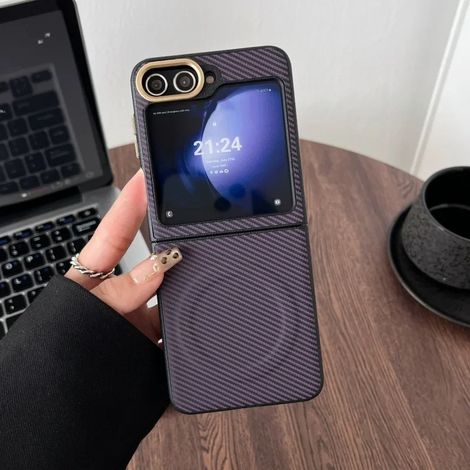 (Violet, Galaxy Z Flip7 FE) Étui de téléphone de luxe ultra-fin en fibre de carbone avec bordure souple et chargement sans fil magnétique.