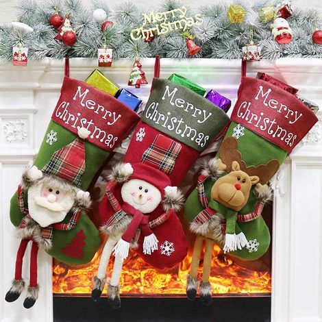 Lot de 3 grandes chaussettes de Noël classiques de 45 cm (18 pouces) avec figurines de Père Noël, bonhomme de neige et renne, idéales pour décorer la maison ou à suspendre lors d'une fête de Noël. (1/5)