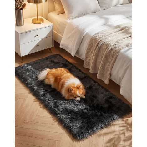 Tapis en Peau de Mouton synthétique 60x110 cm Noir Tapis Fausse Fourrure Ultra Doux pour Chambre, Salon, Bureau Carpette Moelleuse Décorative pour Maison, Animaux (1/5)