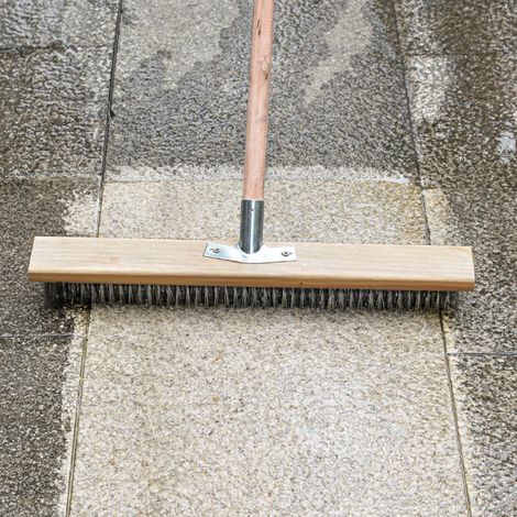 Große, robuste Scheuerbürste aus 50 cm langem Edelstahldraht, ideal für raue Oberflächen. Entfernt Schnee, Staub und Schmutz von Gehwegen, Treppen, Terrassen, Fliesen und Betonflächen. (1/5)