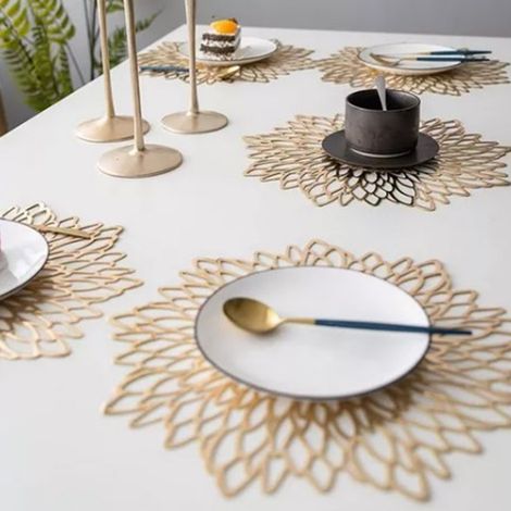 Lot de 8 sets de table ajourés en forme de fleur, en PVC résistant à la chaleur, pour le service des assiettes. (1/5)