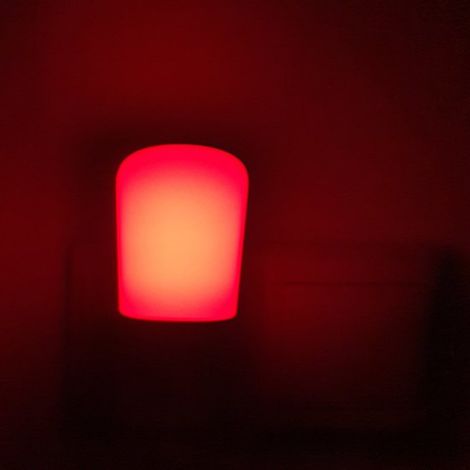 Veilleuse à lumière rouge - couvercle blanc - capteur crépusculaire - intensité réglable - prise secteur - sans scintillement - anti-lumière bleue - pour un sommeil paisible (1/5)