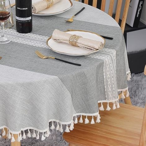 Nappe ronde 140 cm, grise, lavable, en lin et coton, résistante aux taches, avec pompons et broderie à rayures, idéale pour une table basse, un anniversaire ou un mariage.