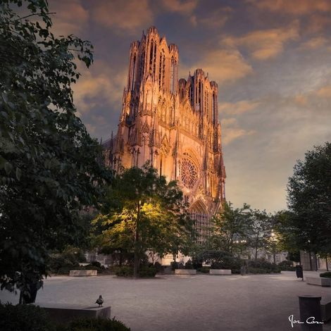 Tableau sur toile cathédrale de Reims la nuit 65x65 cm - Impression sur Toile Murale Décorative - Image imprimée en HD sur Toile - Toile sur Châssis en Bois FSC - Fabriqué en France (1/5)