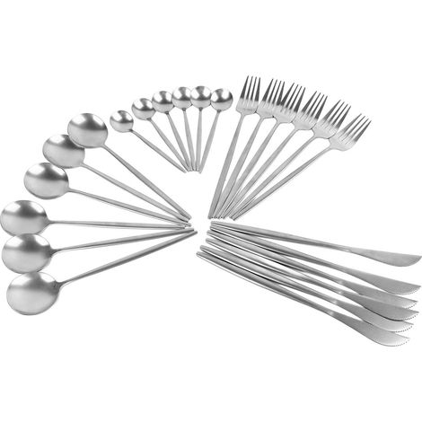 Ensemble de 24 couverts en acier inoxydable argenté style vintage artisanal pour steak : cuillères, fourchettes et couteaux. (1/5)