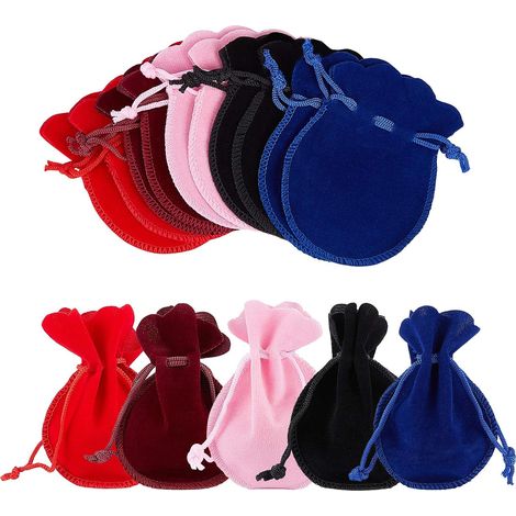50 pochettes en velours, idéales pour offrir des bonbons, pour les loisirs créatifs ou pour emballer des colliers. Dimensions : 9 x 7 cm. Disponibles en 5 couleurs. (1/5)