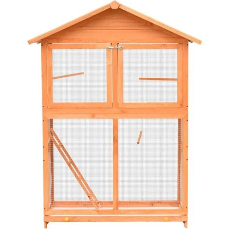 La cage à oiseaux, fabriquée en pin massif et en cèdre, mesure 125,5 x 59,5 x 164 cm.