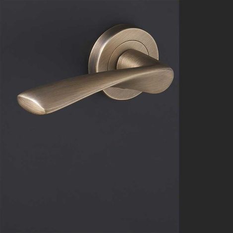 Poignée de porte d'intérieur sur rosaces en laiton massif – Entraxe 135mm – Finition bronze vieilli – 2 poignées avec ressort de rappel – DCG