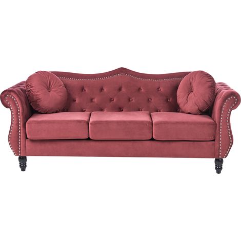 Sofá 3 plazas tapizado en terciopelo rojo oscuro botones de adorno apoyabrazos enrollados estilo glam Skien