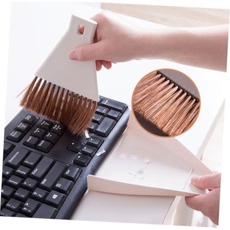 ensembles mini balai et pelle en plastique, kit de nettoyage portable avec crochet de suspension pour bureau, clavier, niche pour animaux et espaces étroits, couleur café et beige.
