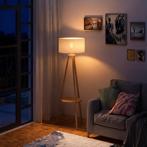 Lampadaire trépied avec structure en bois naturel et abat-jour en tissu beige avec étagère intégrée 50x50x154 cm (1/5)