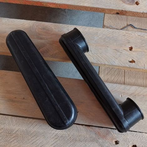Le tube de conduit d'air Wacker BS600 0114769 est un conduit d'air en caoutchouc qui guide l'air vers le filtre à air et convient aux pilonneuses à percussion Wacker. (1/5)