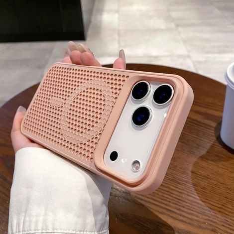 (Rose, iPhone 13) Coque de téléphone avec un design en maille perforée pour la dissipation de la chaleur, compatible avec MagSafe.