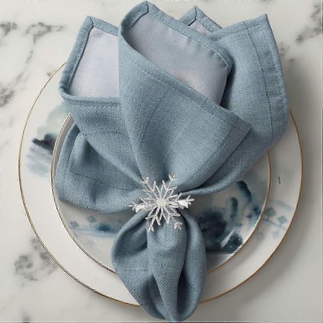 Rond de serviette argenté à motif flocon de neige, assorti aux décorations de table de Noël. (1/5)
