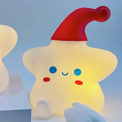 Veilleuse de chevet avec motif d'étoiles mignonnes, capteur de luminosité, fonctionne sur piles (3 piles bouton incluses). Chapeau rouge. (1/5)
