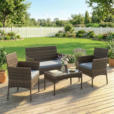 Set di mobili da giardino in rattan sintetico con divano, poltrone, tavolo in vetro temperato e cuscini, marrone e grigio.