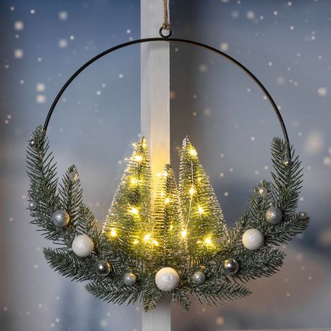 LED Metall Dekoring mit Tannen und Weihnachtskugeln - 30 cm - Weihnachts Deko Aufhänger warm weiß beleuchtet Batterie betrieben - Advent Winter Kranz mit Zierschmuck zum Hängen Weihnachtsdekoration Ri