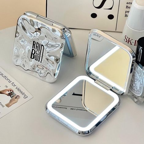 Miroir de maquillage LED avec lumière, compact, portable, pliable et grossissant, pour les voyages et les sacs à main. (1/5)