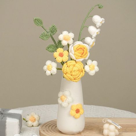Bouquet de fleurs en laine tricotée main, fleurs artificielles crochetées avec vase en céramique, décoration de table, cadeau élégant (1/5)