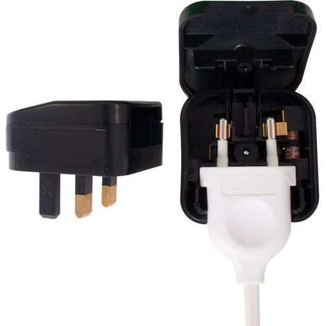 Adaptador negro de clavija europea a clavija inglesa en film plastico