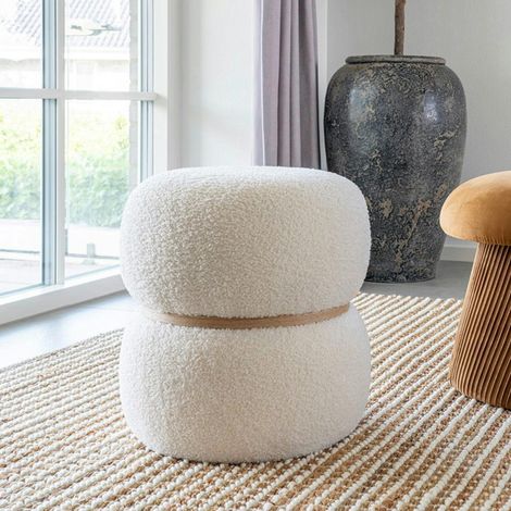 Pouf de salon blanc effet fourrure avec cerclage bois BRUGES (1/2)