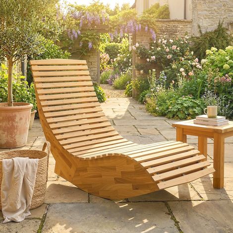 Chaise longue en bois d'acacia, pliable et ergonomique, avec un design à lattes en forme de S, 60 x 156 x 77 cm (1/5)