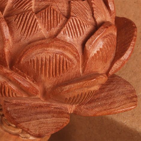 Pendentif voiture lotus en bois de pêcher, décoration rétroviseur innovante, rouge vif, porte-bonheur intérieur auto, ornement suspendu élégant. (1/3)