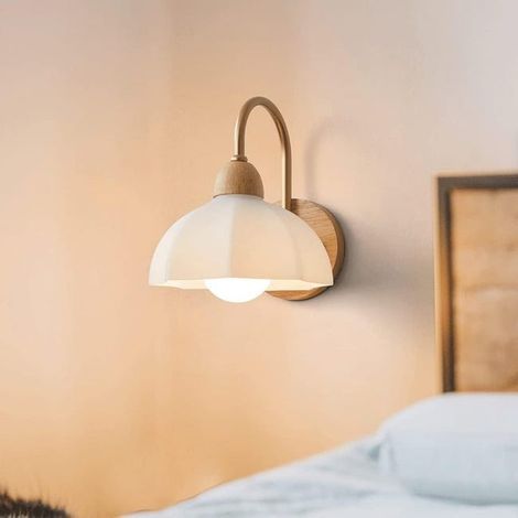 Applique murale rétro dorée avec abat-jour en verre blanc, applique câblée, lumière chaude de style nordique pour l'intérieur. (1/4)