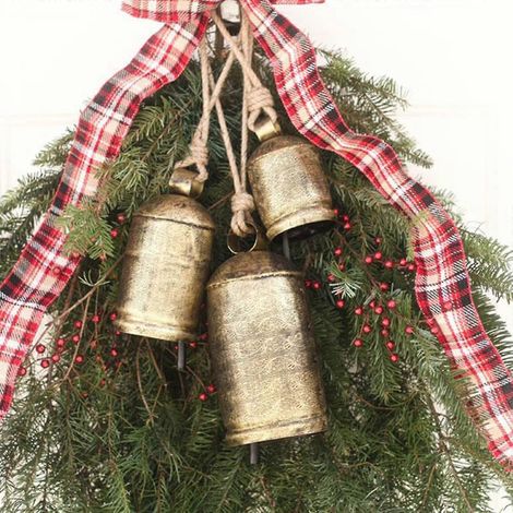 Ensemble de 3 cloches de Noël en laiton style shabby chic, décoratives rustiques à suspendre, pour le Black Friday 2024. (1/5)