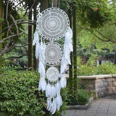 Grand attrape-rêves à suspendre, orné de 3 cercles et de plumes blanches en dentelle. (1/3)