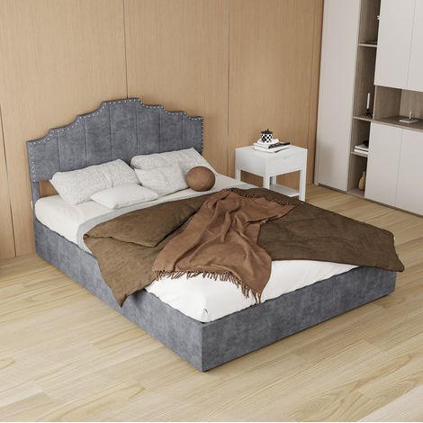 Letto imbottito moderno 140x200 cm grigio, testiera geometrica con borchie, struttura in tessuto e metallo, materasso incluso (1/5)