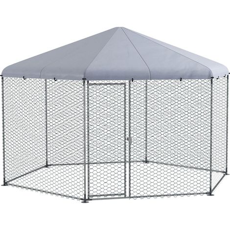 Un poulailler avec un toit et une porte en acier verrouillable, pouvant accueillir 10 à 15 poules, mesurant 4 x 3,5 x 2,6 mètres.