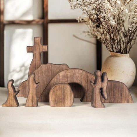 Décoration de Pâques en bois avec tombeau vide et croix. Ensemble de décoration de table en bois avec croix et tombeau, idéal pour la décoration intérieure chrétienne. Centre de table, cadeau religieu (1/5)