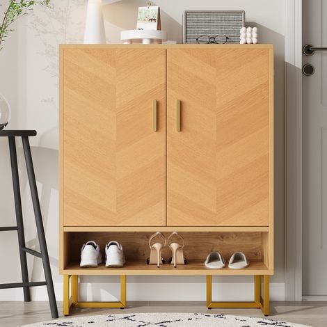 Meuble à chaussures moderne et épuré, avec un motif bois unique, une structure en fer forgé doré, deux portes, un meuble de rangement étroit et un étagère à chaussures