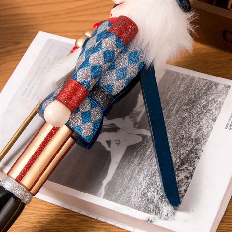 Figurines de casse-noisette en bois de 38 cm, idéales pour décorer la maison, les fêtes de Noël et le Nouvel An. Cadeau parfait pour les enfants. (1/5)